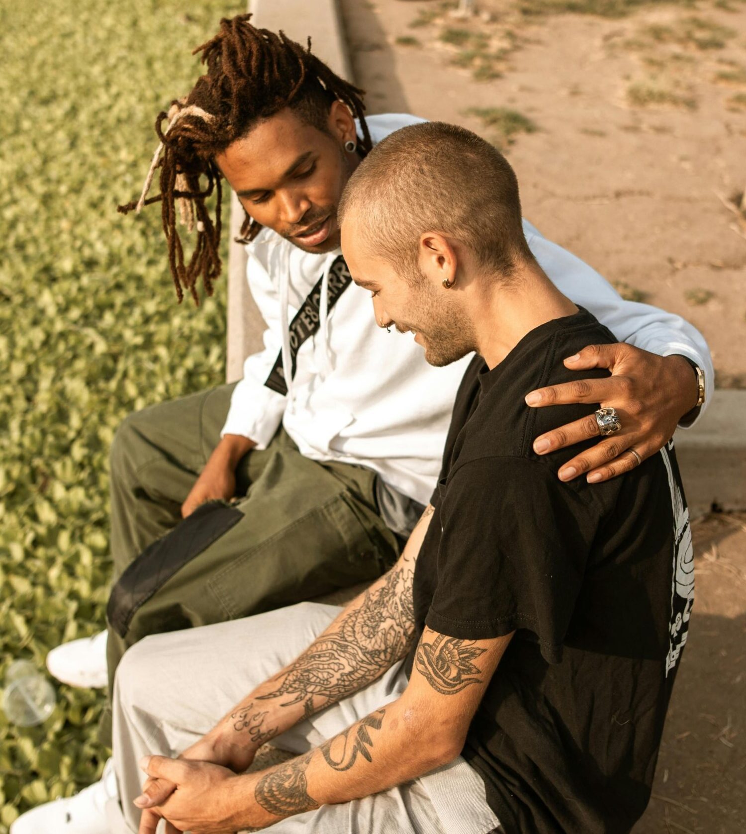 Acolhimento e Apoio Emocional entre dois amigos no parque